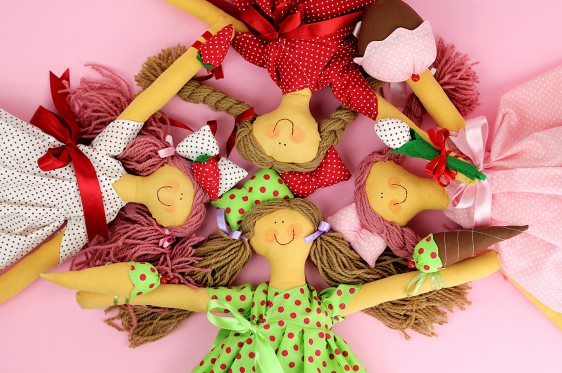 CONFECÇÃO DE BONECAS DE PANO